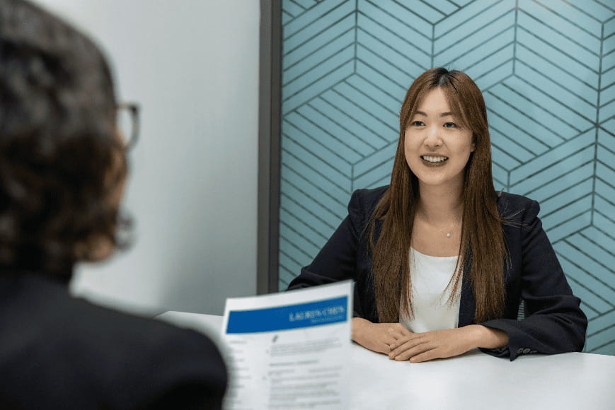 Candidata postulándose a vacantes desde su laptop