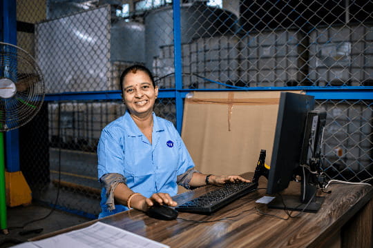 Persona trabajando en su nuevo empleo