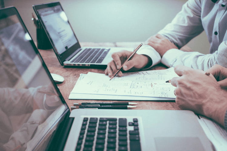 Reclutadora gestionando vacantes con el software de RRHH de Starfip