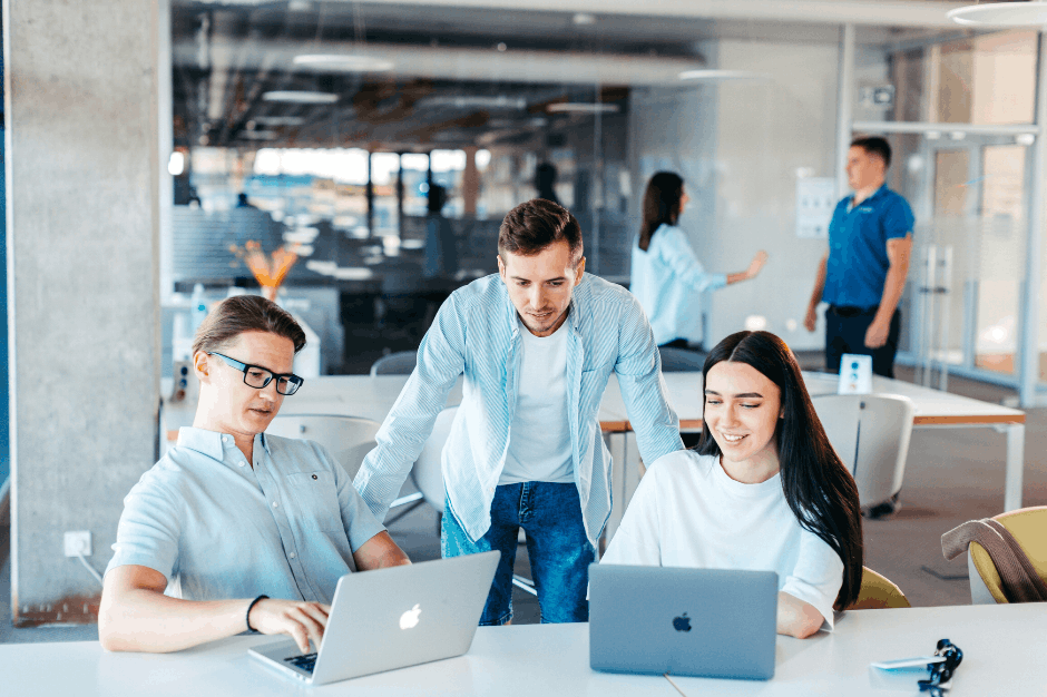 Equipo trabajando en oficina con la gestión de personal de Starfip
