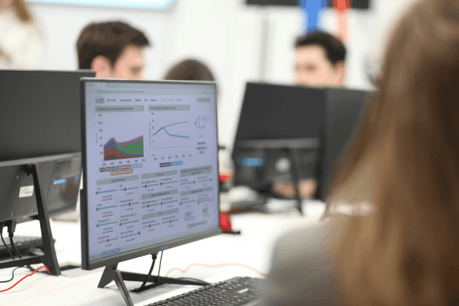 Equipo mirando indicadores en los dashboards de Starfip